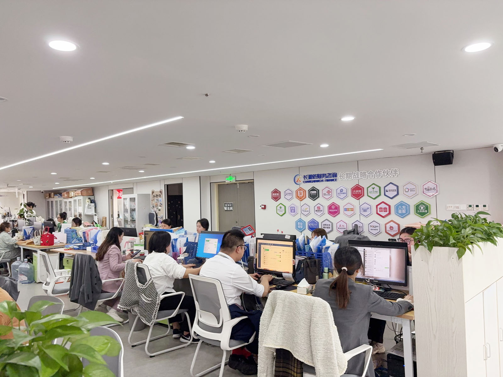 专注办公的长湘依人